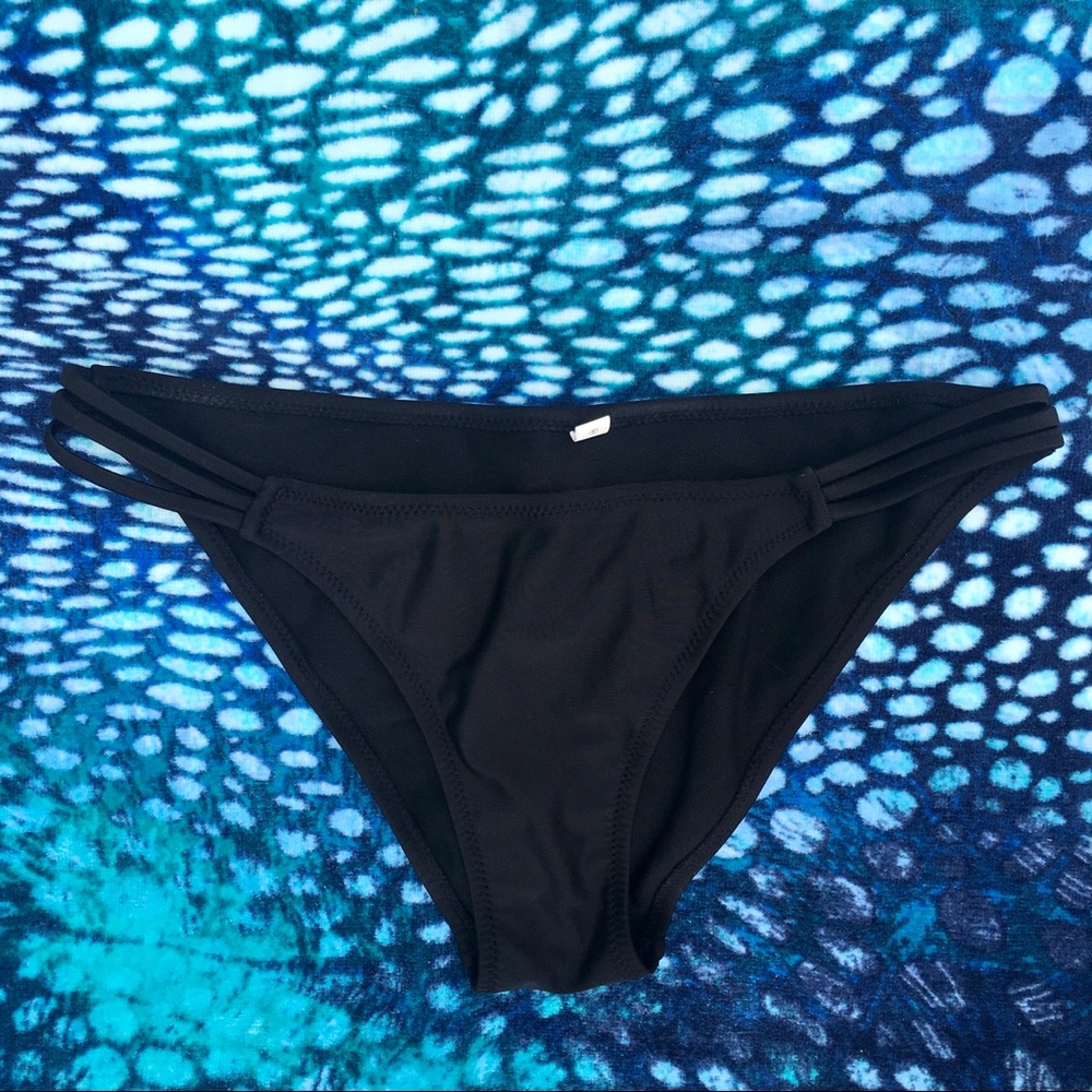 3-Strings Bikini - Picture 4 of 9